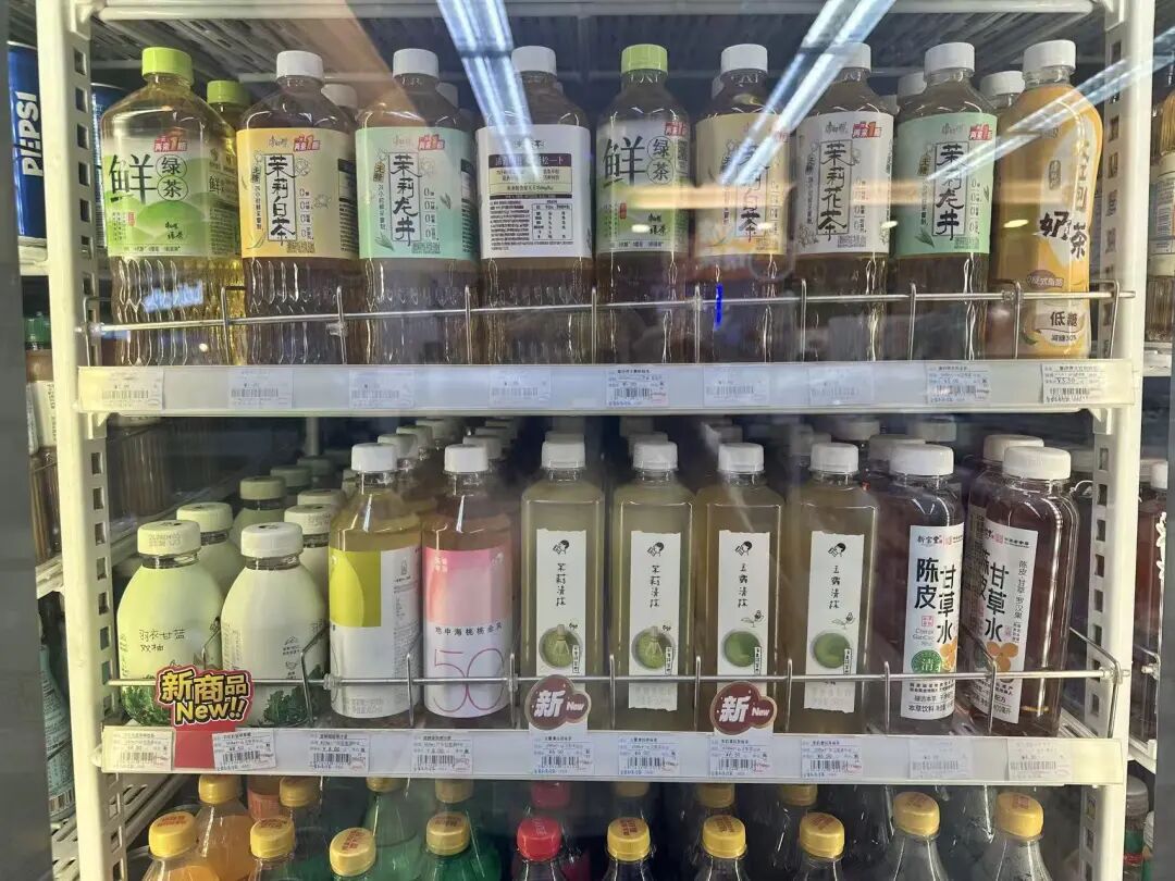 从杯子到瓶子，茶咖巨头们把生意做到了超市货架上