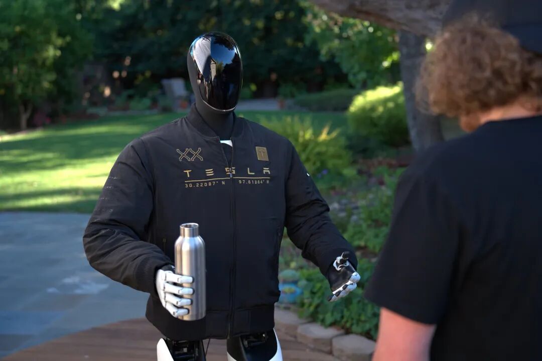美国机器人三巨头特斯拉、Figure、1X，正在把竞争带向“Physical AI”