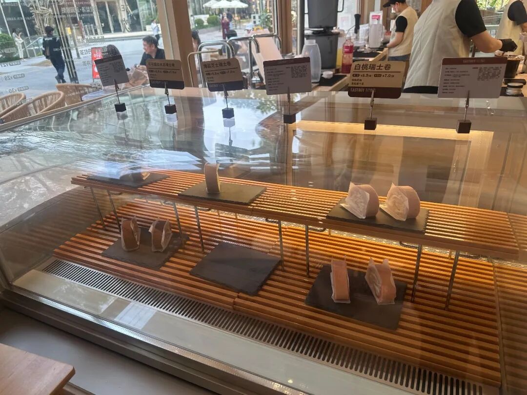 实探东方甄选线下首店，全是“俞敏洪味儿”