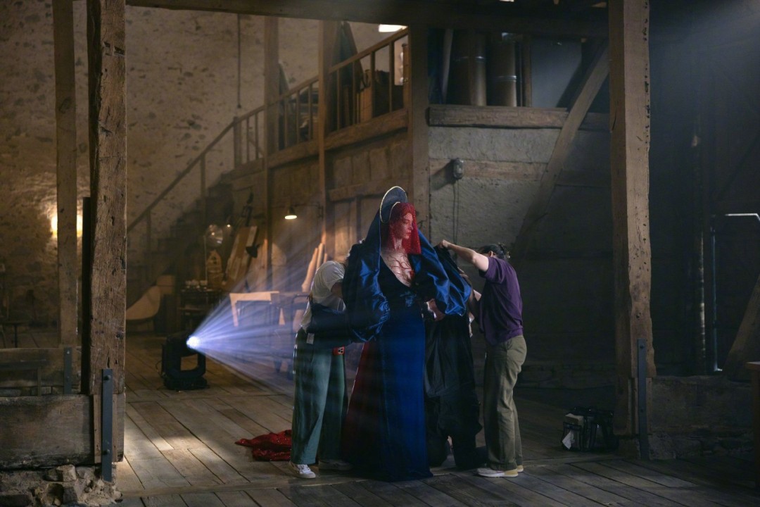 安妮海瑟薇《圣母玛利亚》新预告 妆造很惊艳