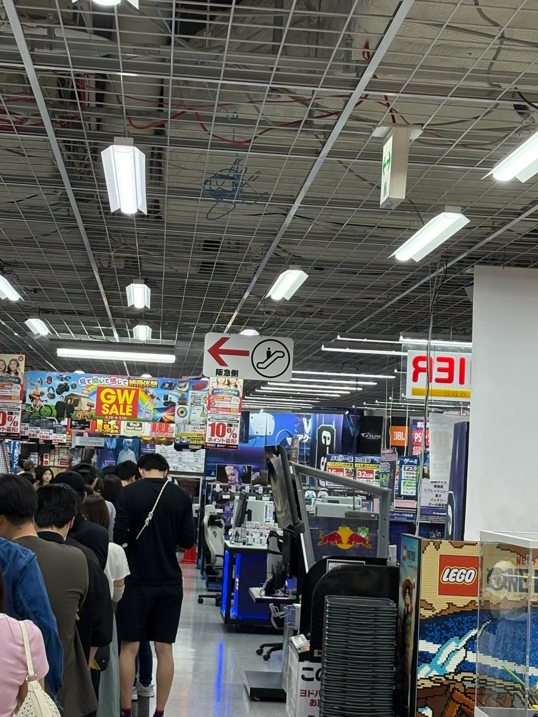抢在涨价前！日本消费者疯抢Switch2 零售店大排长龙 黄牛已提前抬价