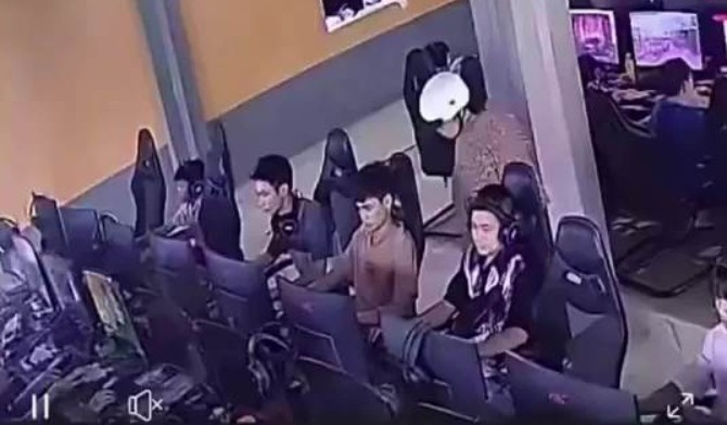 越南老太冲进网吧训孙子揪耳扇巴掌 结果发现认错人
