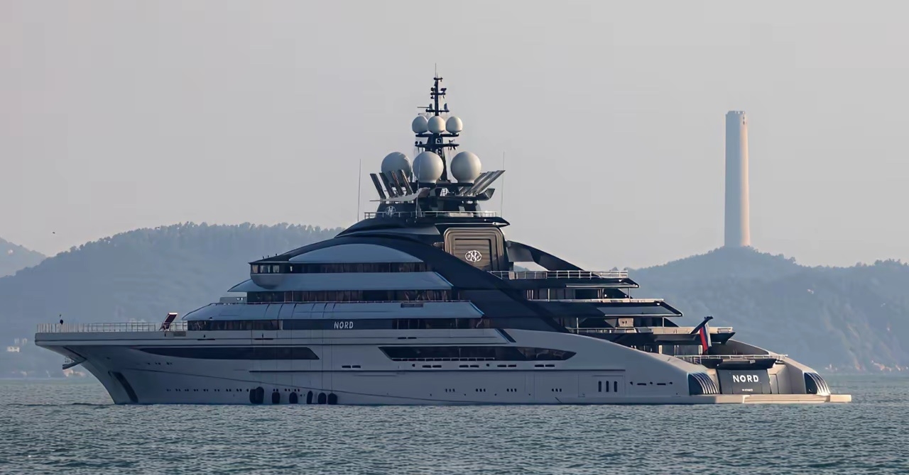 价值5亿美元 俄罗斯富翁名下超级游艇成功穿越霍尔木兹海峡