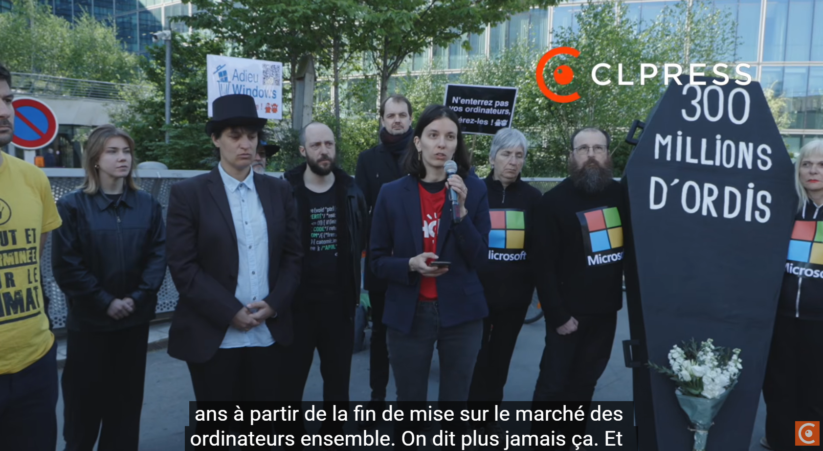 法国人给Windows 10办了一场葬礼：抬着棺材上街抗议微软！