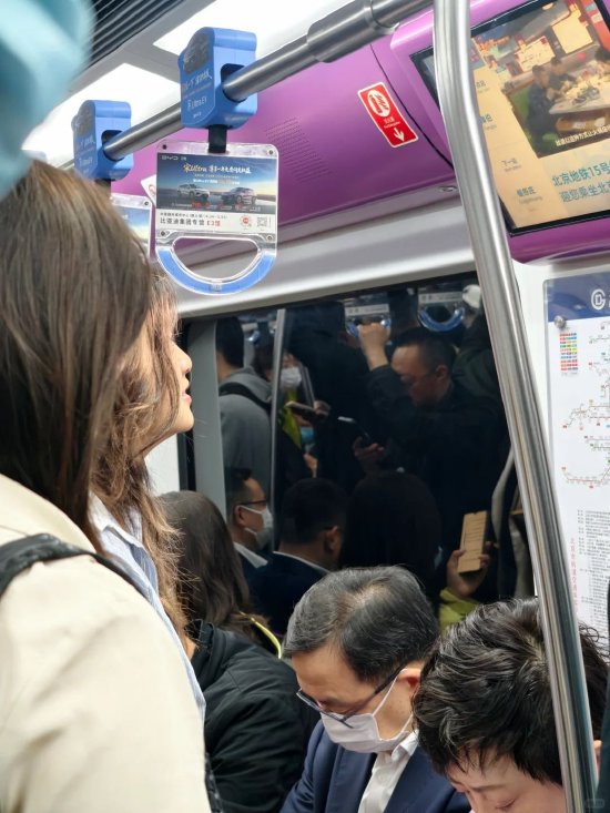 王传福夫妇坐地铁参加北京车展被偶遇