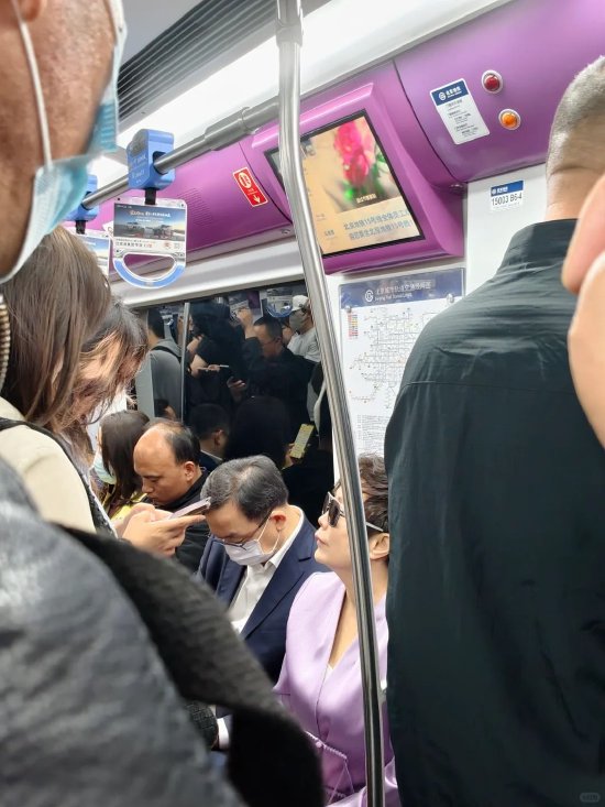 王传福夫妇坐地铁参加北京车展被偶遇