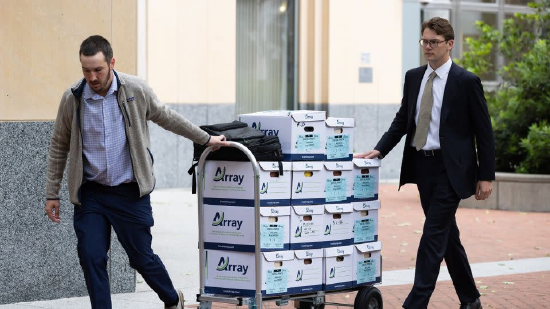 马斯克代理律所 MoloLamken 的案件资料箱运送至法院