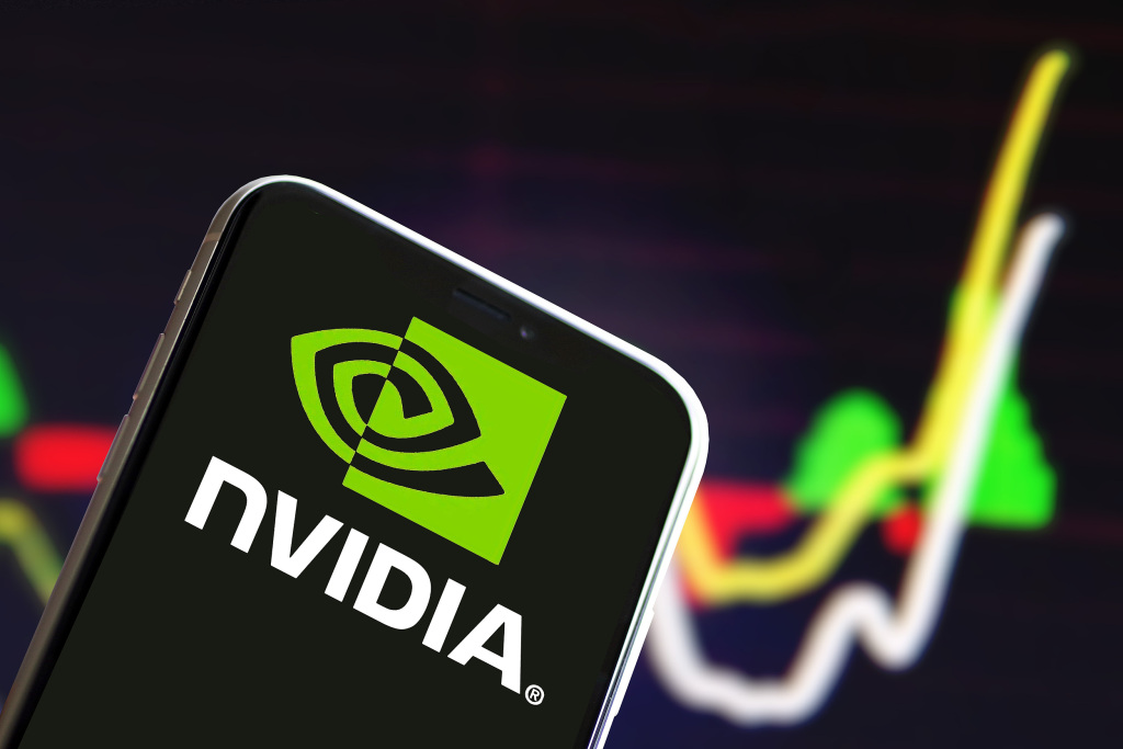 英伟达市值升破5.26万亿美元 华尔街紧盯科技巨头AI支出