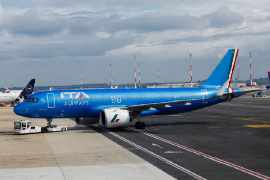 一架 ITA 航空飞机停靠在达芬奇国际机场。 根据 2023 年与意大利经济财政部达成的协议，德国汉莎航空已持有 ITA 航空 41% 股份。