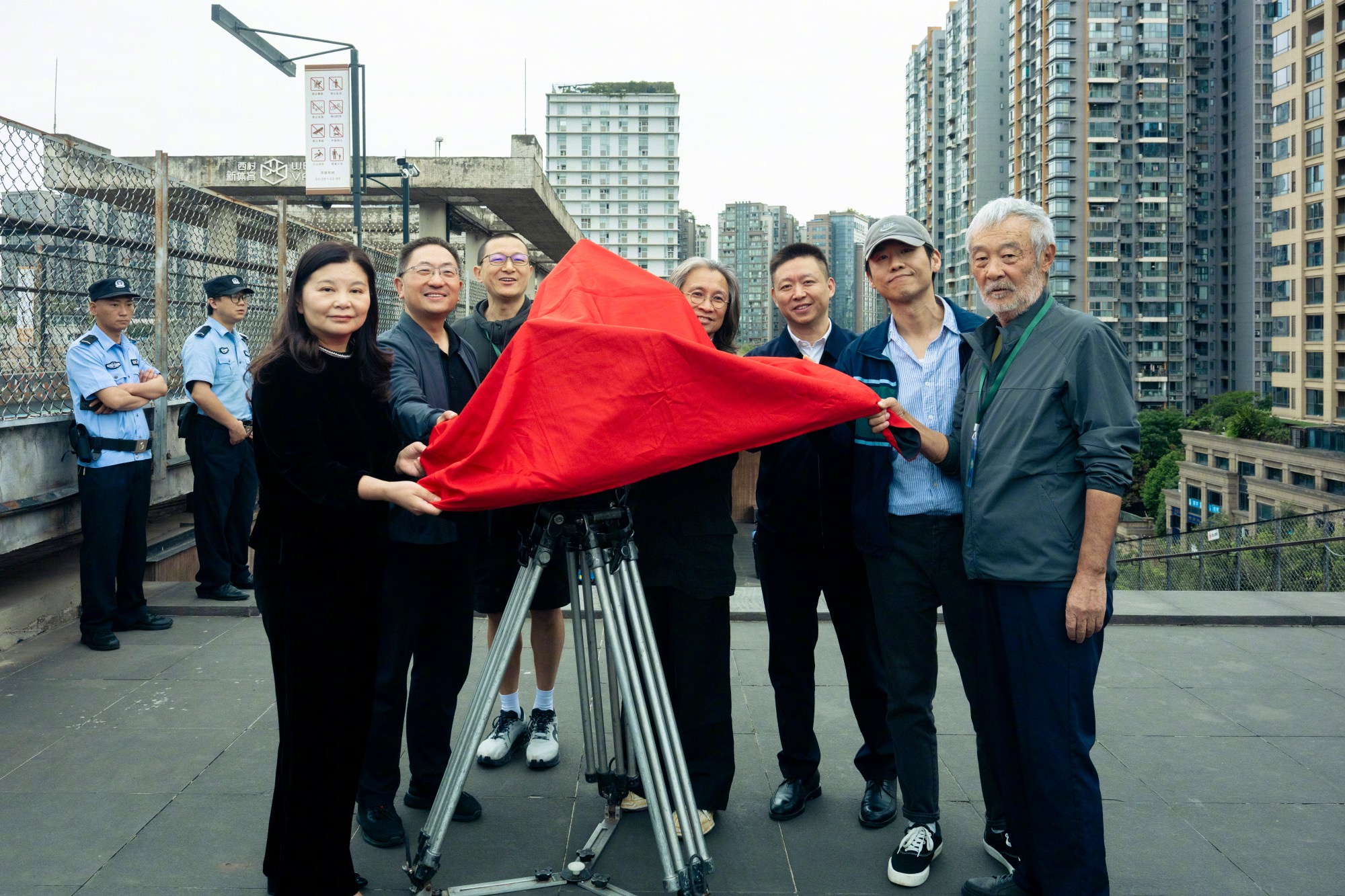 早报｜小米增程SUV 曝光，但不叫YU9/苹果与英特尔达成初步芯片代工协议/Cloudflare用AI裁掉20%员工