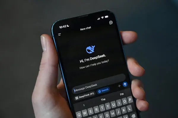 早报｜DeepSeek首轮融资曝光，估值450亿美元/谷歌称Android不会推出「液态玻璃」/三星宣布在中国大陆停售所有家电产品