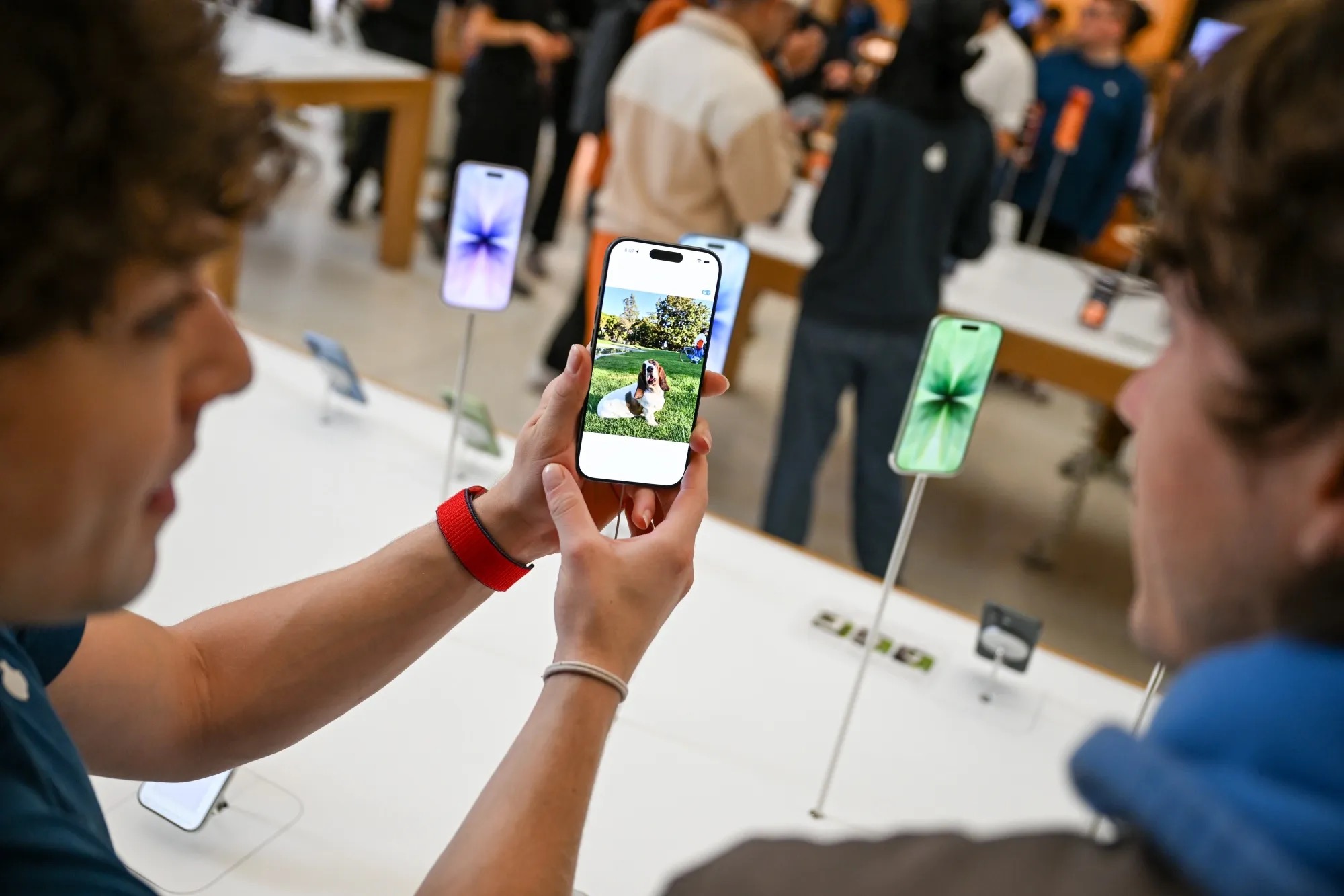 早报｜苹果iOS 27或大幅升级照片App/曝一加、realme正式合并/去年我国Token调用量达21100万亿