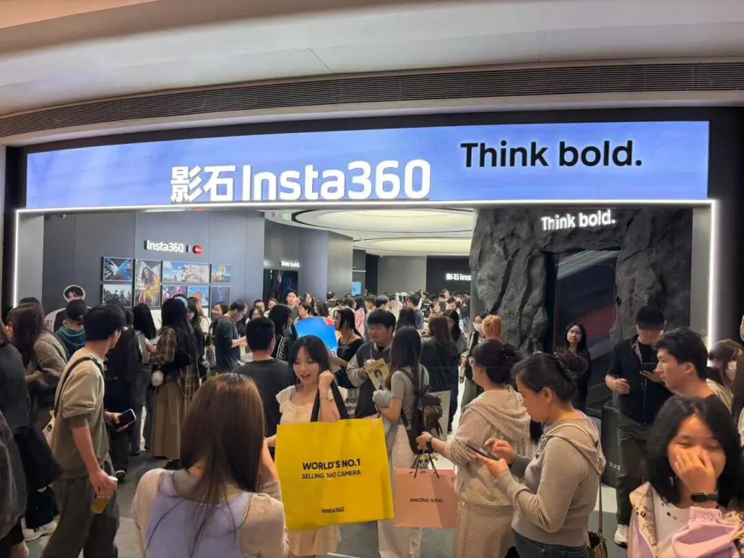 早报｜Claude官宣接入Adobe全家桶等生产力软件/微信朋友圈灰测改版/曝索尼PS5数字版游戏新增「30天联网验证」机制