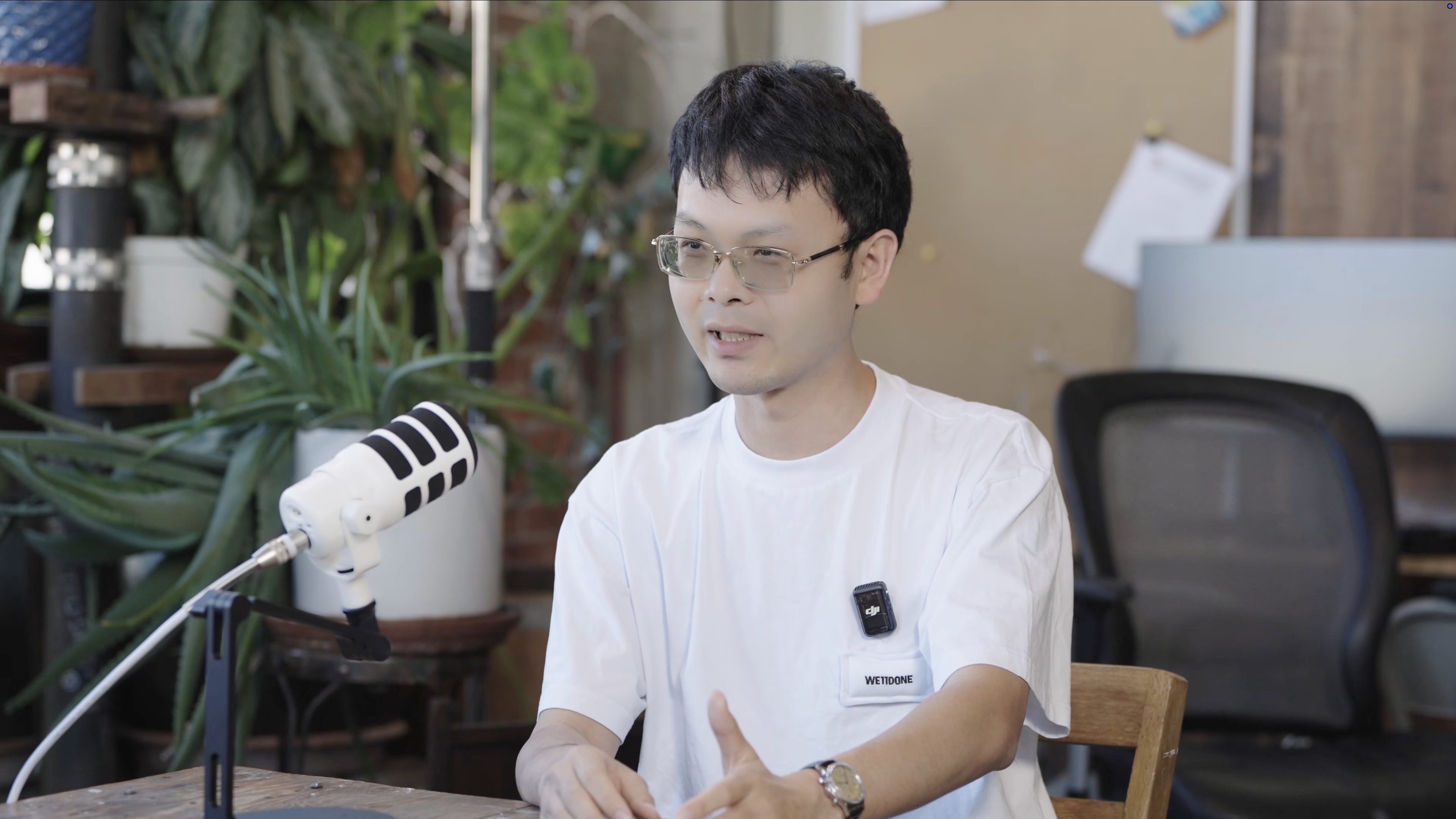 早报｜曝苹果新Vision Pro研发已暂停，团队分拆/黄仁勋：AI让所有人站上同一条起跑线/微信状态将推出「访客记录」