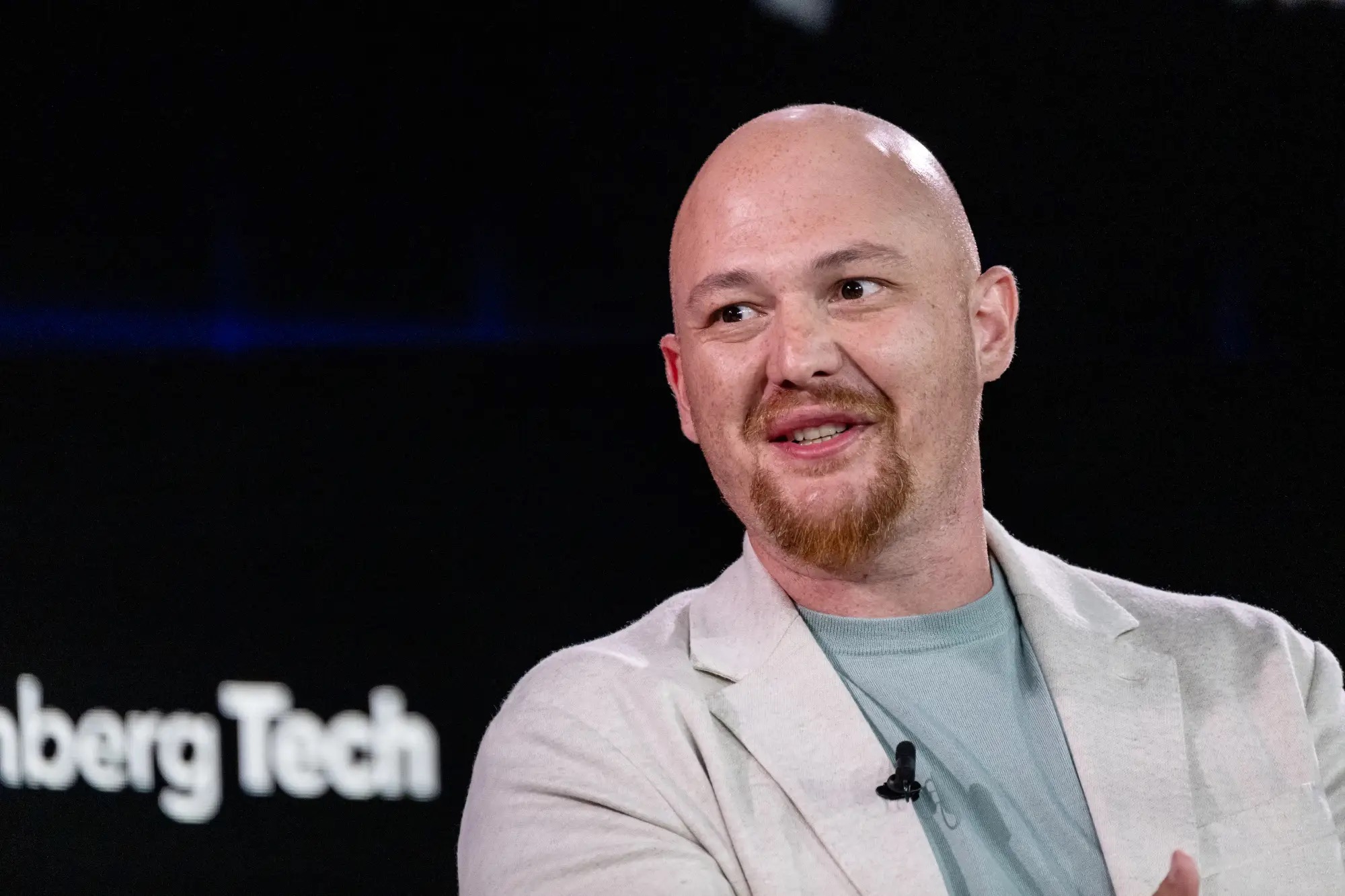 早报｜Claude官宣接入Adobe全家桶等生产力软件/微信朋友圈灰测改版/曝索尼PS5数字版游戏新增「30天联网验证」机制