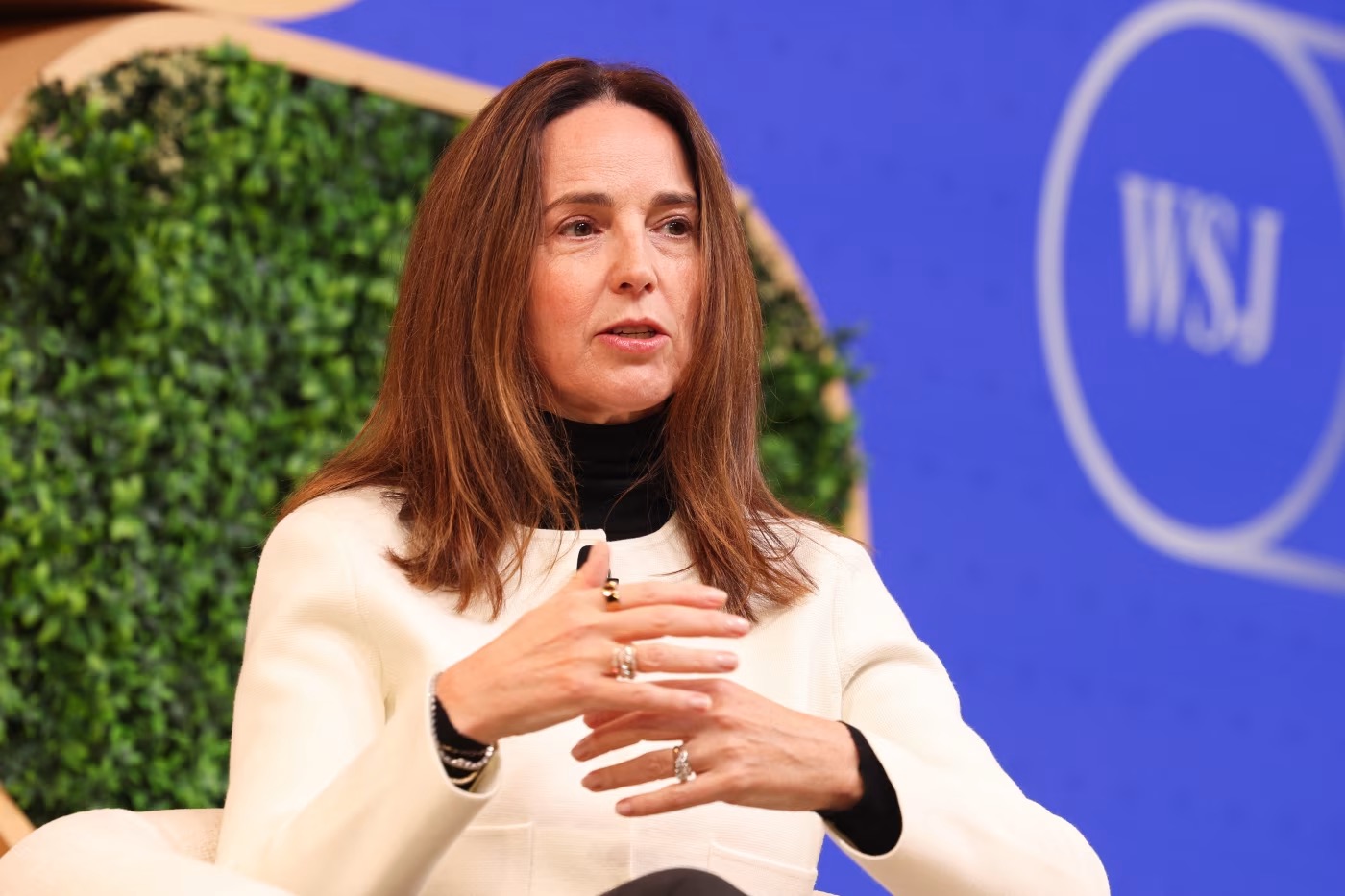 早报｜Claude官宣接入Adobe全家桶等生产力软件/微信朋友圈灰测改版/曝索尼PS5数字版游戏新增「30天联网验证」机制