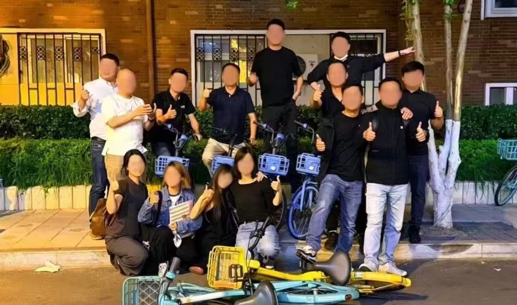 早报｜微信灰测「组合支付」功能/苹果或重新设计macOS27「液态玻璃」/哈啰回应员工脚踩青桔美团