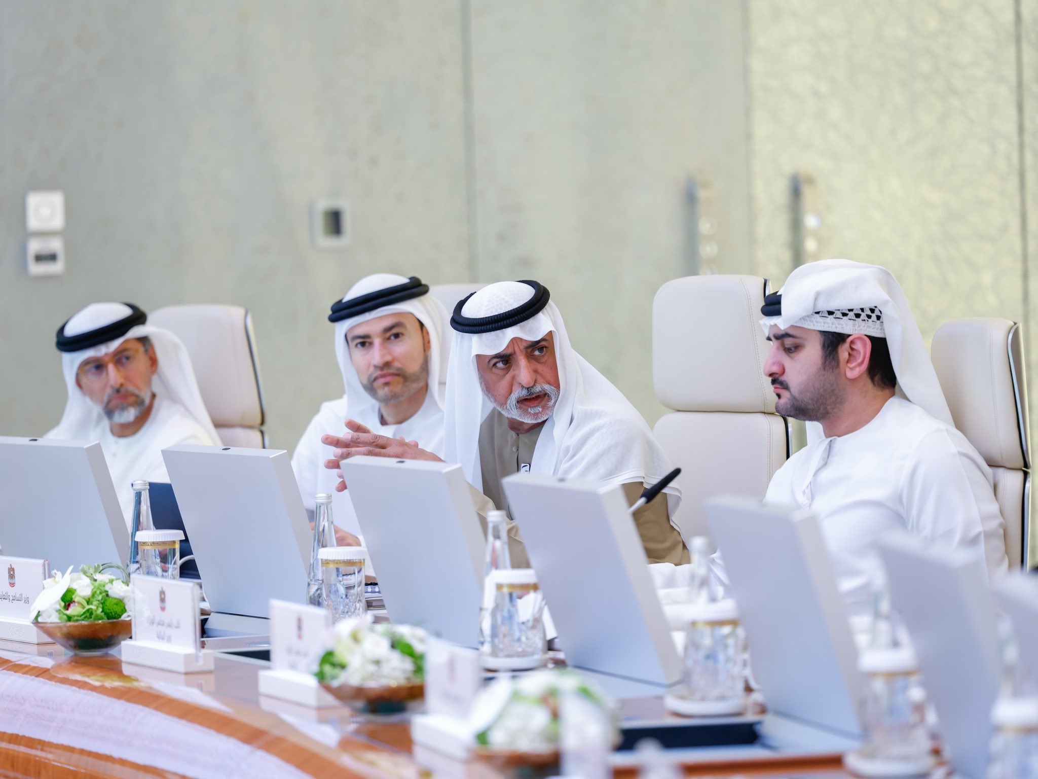 早报｜小米YU7 GT定档五月底/罗福莉：中美顶尖模型代差仅两三个月/餐馆「反向抹零」被立案调查