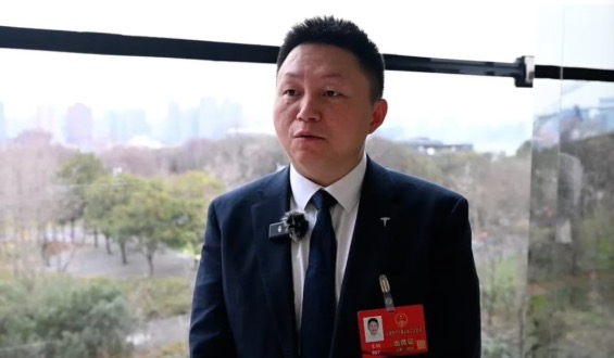 早报｜小米增程SUV 曝光，但不叫YU9/苹果与英特尔达成初步芯片代工协议/Cloudflare用AI裁掉20%员工