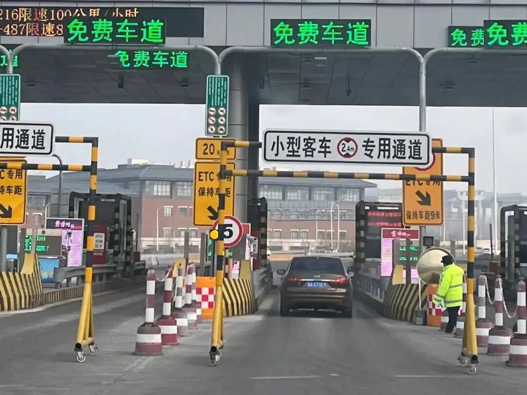 早报｜Claude官宣接入Adobe全家桶等生产力软件/微信朋友圈灰测改版/曝索尼PS5数字版游戏新增「30天联网验证」机制