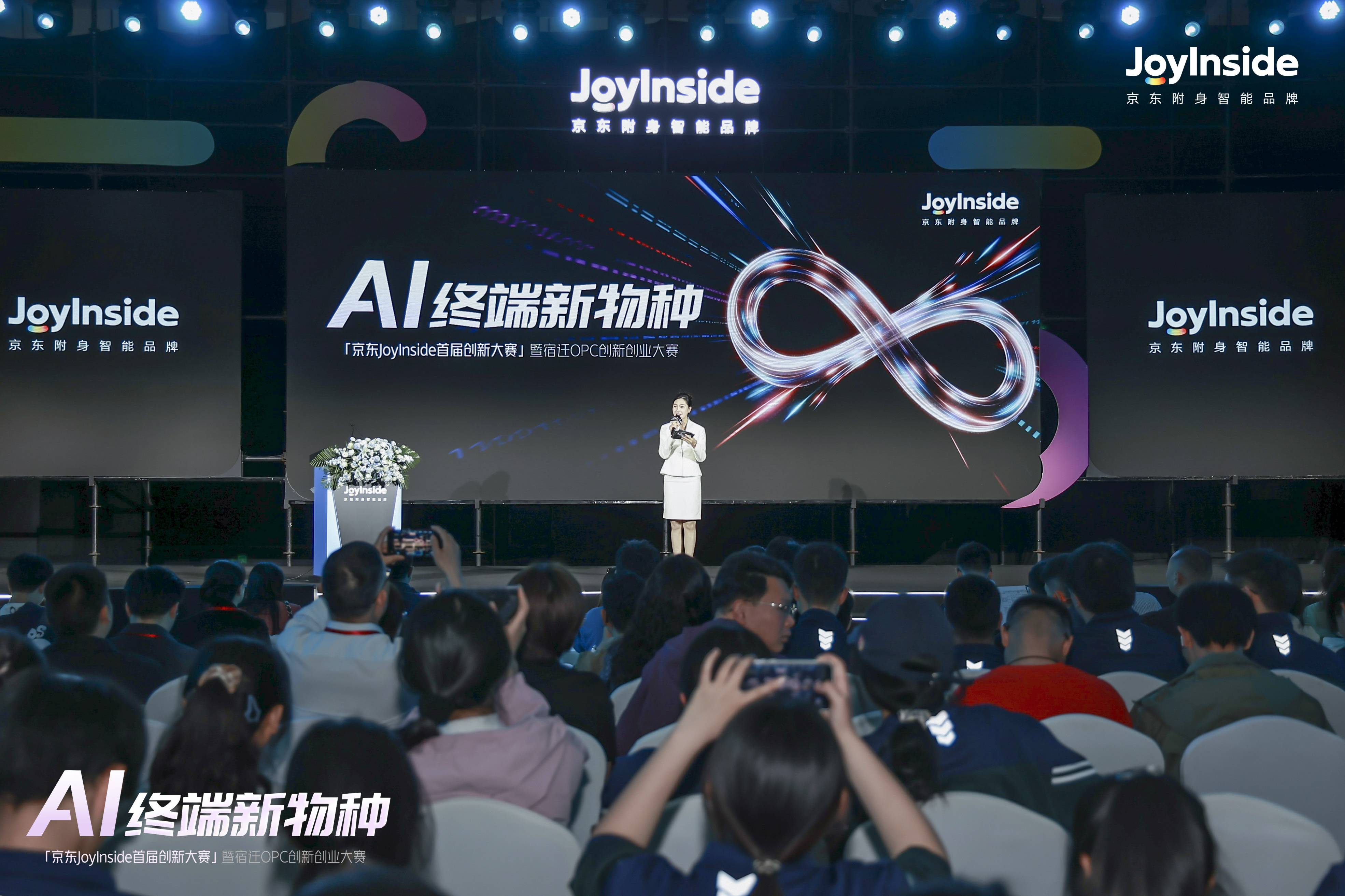 这届年轻人用 AI 造的「新物种」：活过来的画框、会叹气的台灯、会写信的龟背竹……
