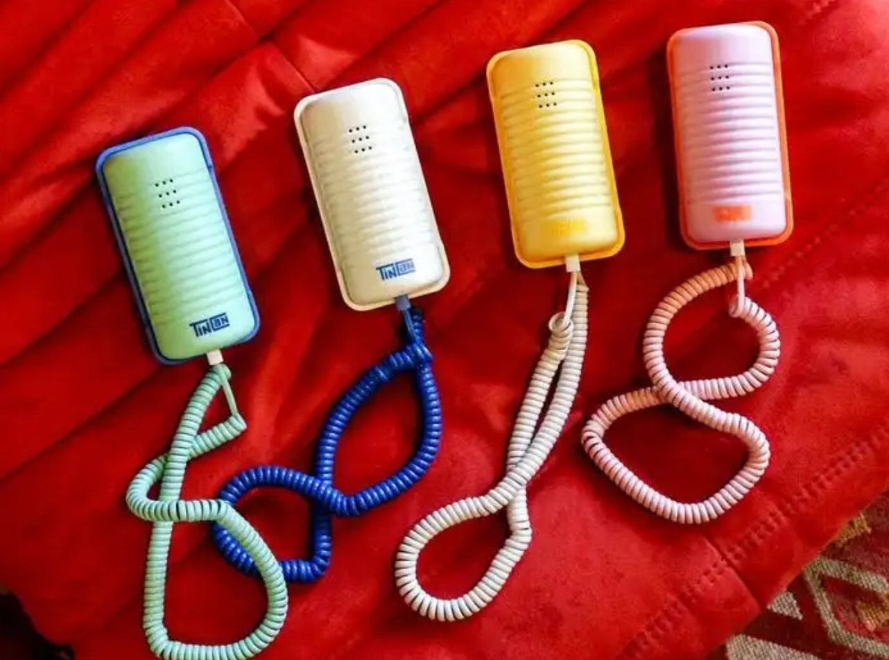 一台比小天才还猛的「反 AI 座机」，卖爆美国家长群