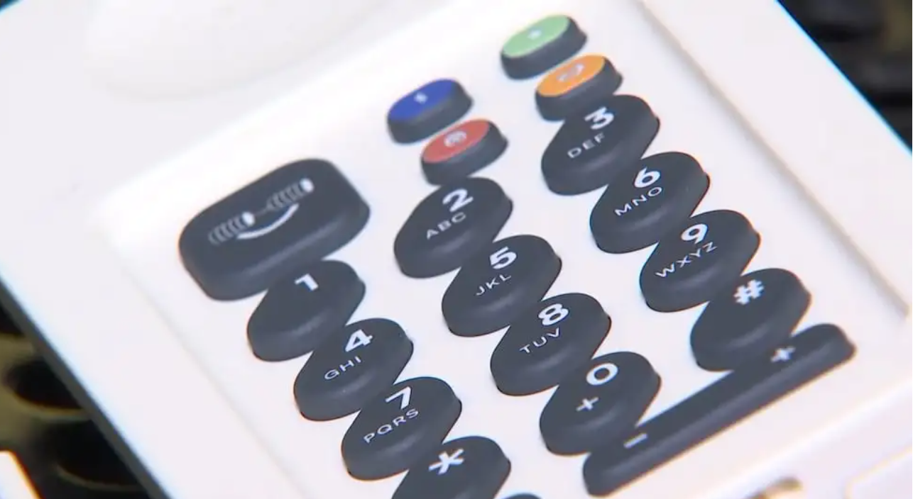 一台比小天才还猛的「反 AI 座机」，卖爆美国家长群