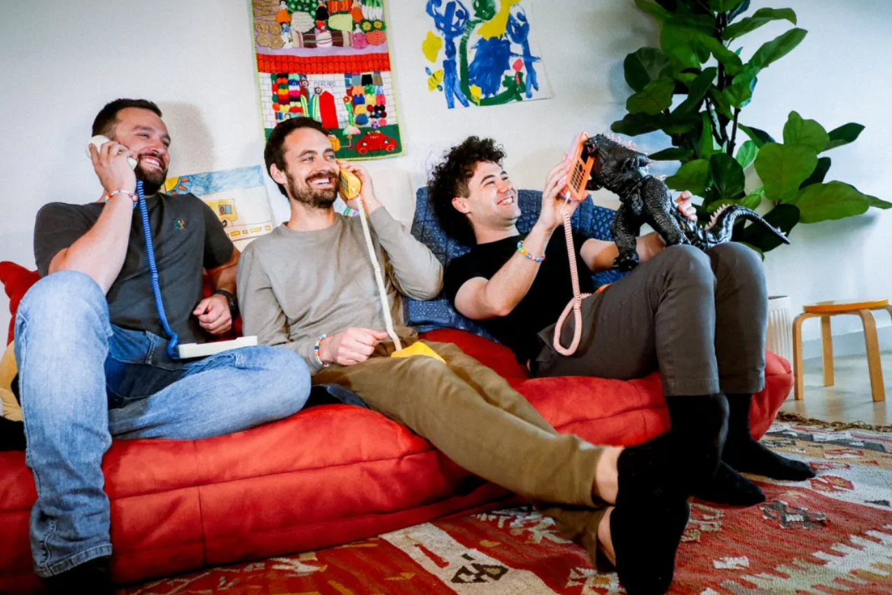 一台比小天才还猛的「反 AI 座机」，卖爆美国家长群