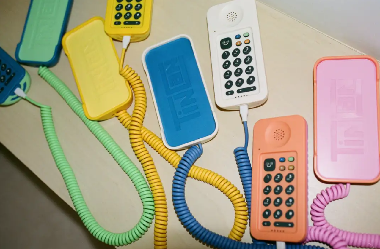 一台比小天才还猛的「反 AI 座机」，卖爆美国家长群