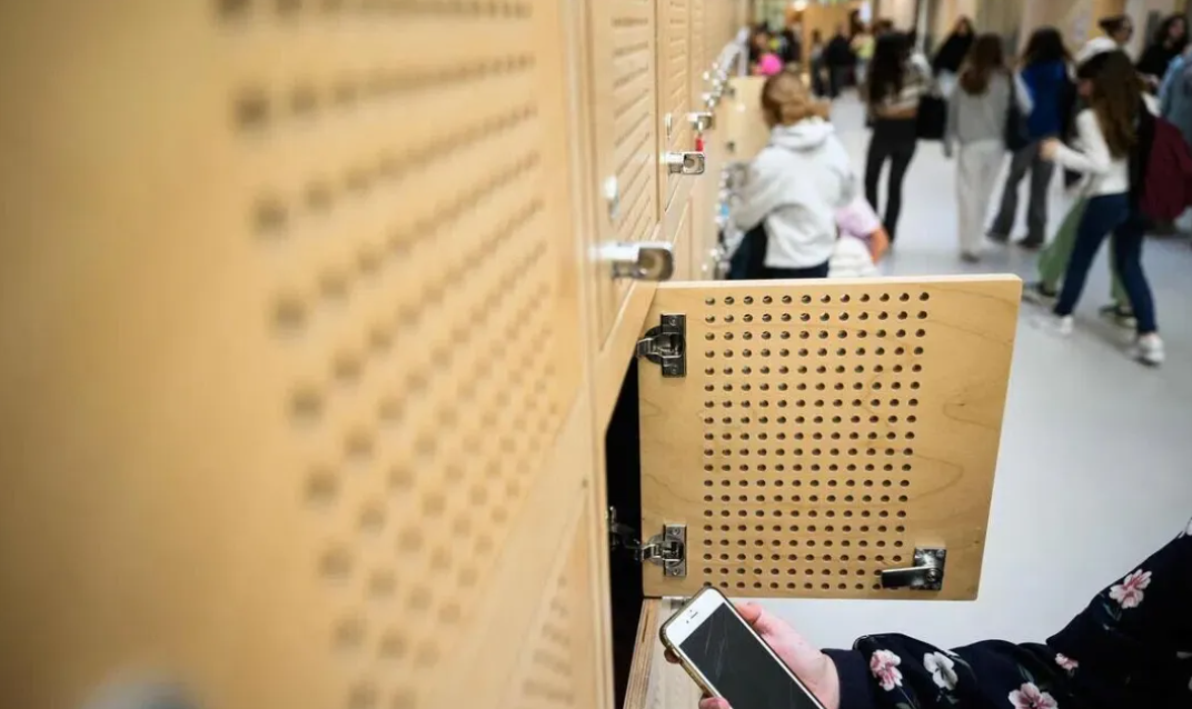 一台比小天才还猛的「反 AI 座机」，卖爆美国家长群