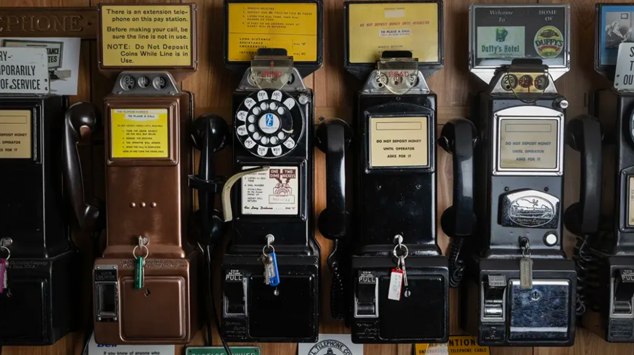 一台比小天才还猛的「反 AI 座机」，卖爆美国家长群