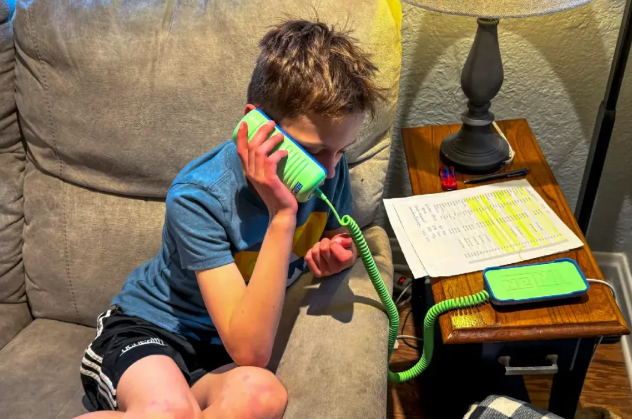 一台比小天才还猛的「反 AI 座机」，卖爆美国家长群