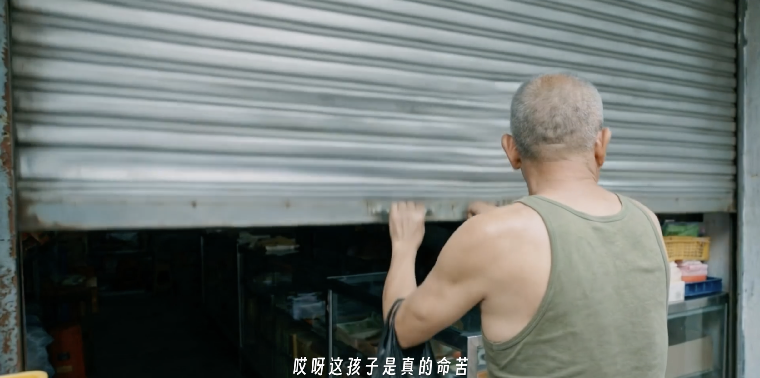 播放破亿的 AI 短片，名场面是一个「穿帮镜头」| 对话《纸手机》主创