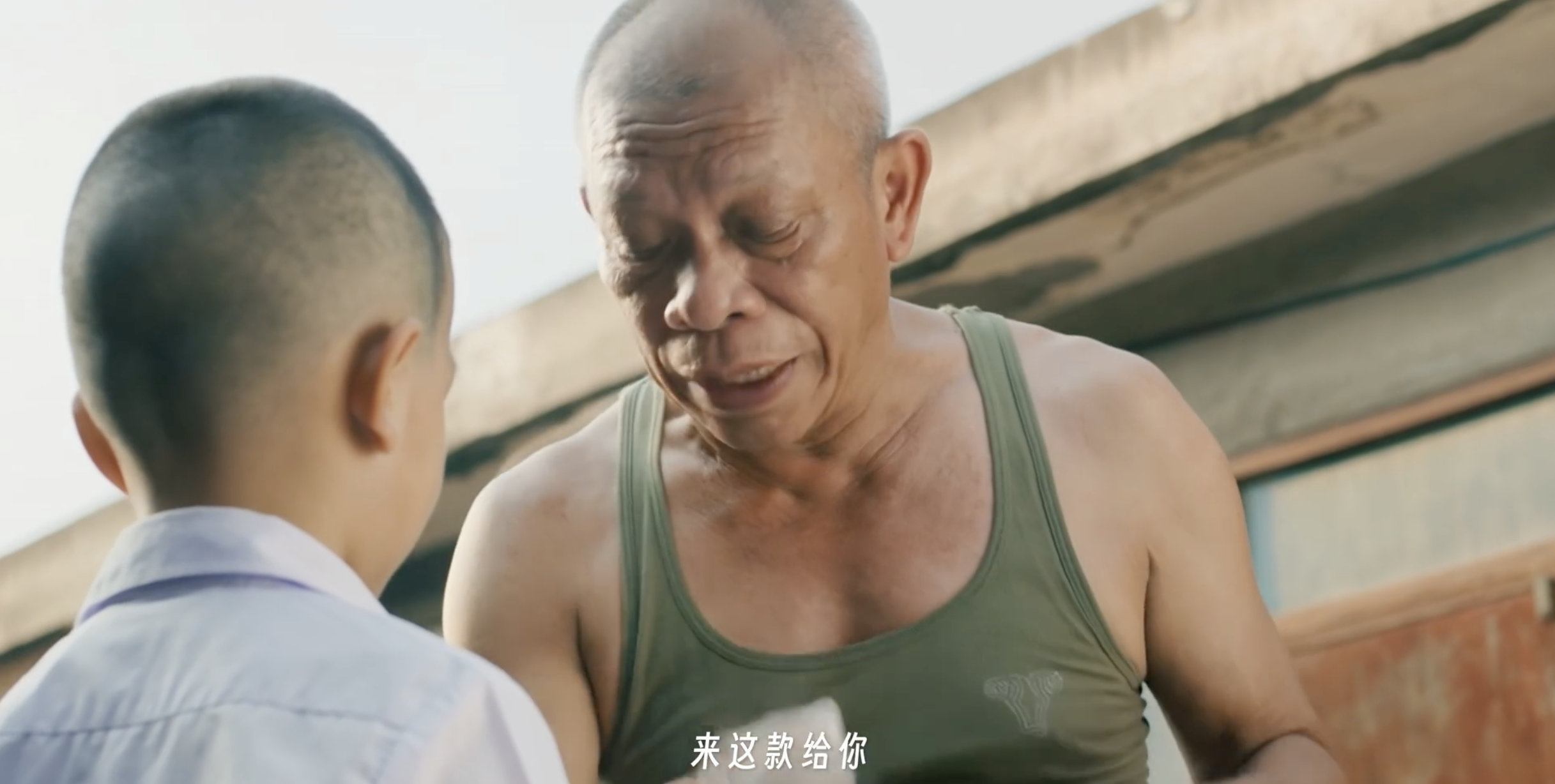 播放破亿的 AI 短片，名场面是一个「穿帮镜头」| 对话《纸手机》主创