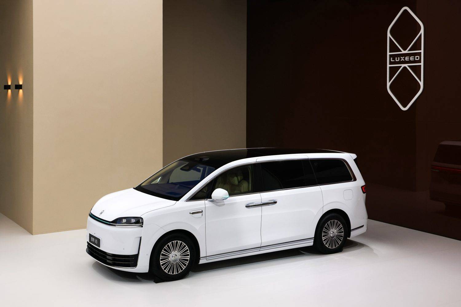 顶配超 50 万，鸿蒙智行旗舰 MPV 智界 V9 发布，鸿蒙全家桶之外还有「3 大杀手锏」