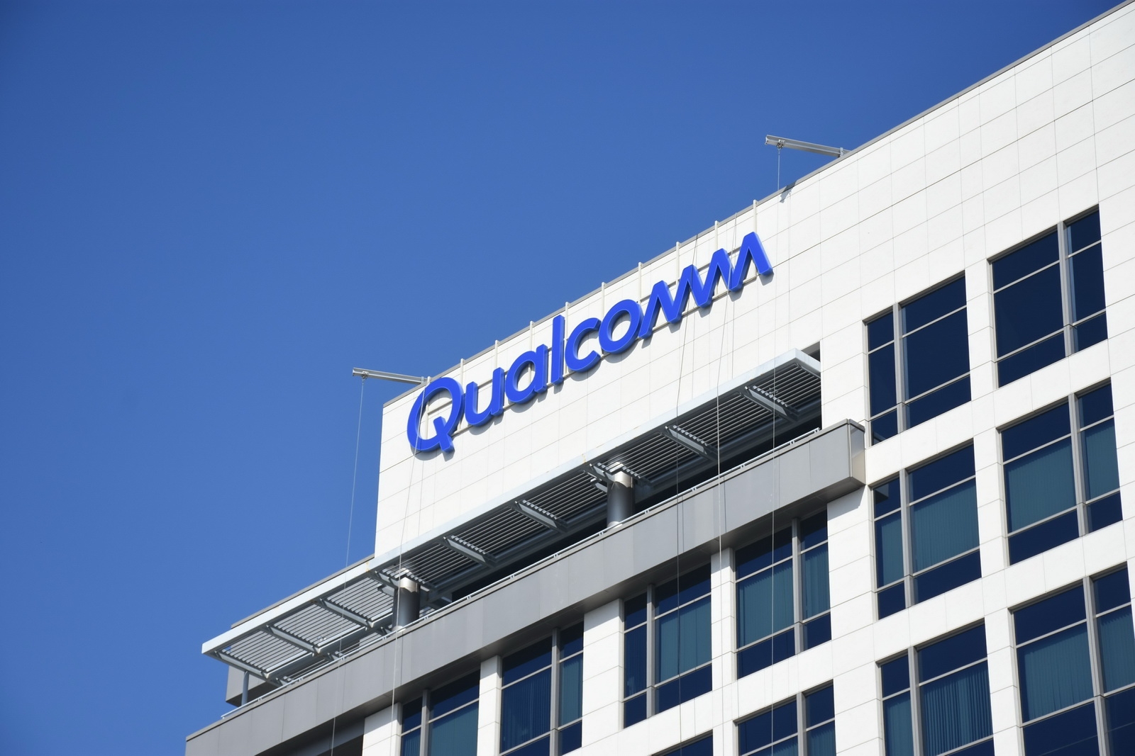 传高通与OpenAI合作研发手机AI芯片 股价大涨7%