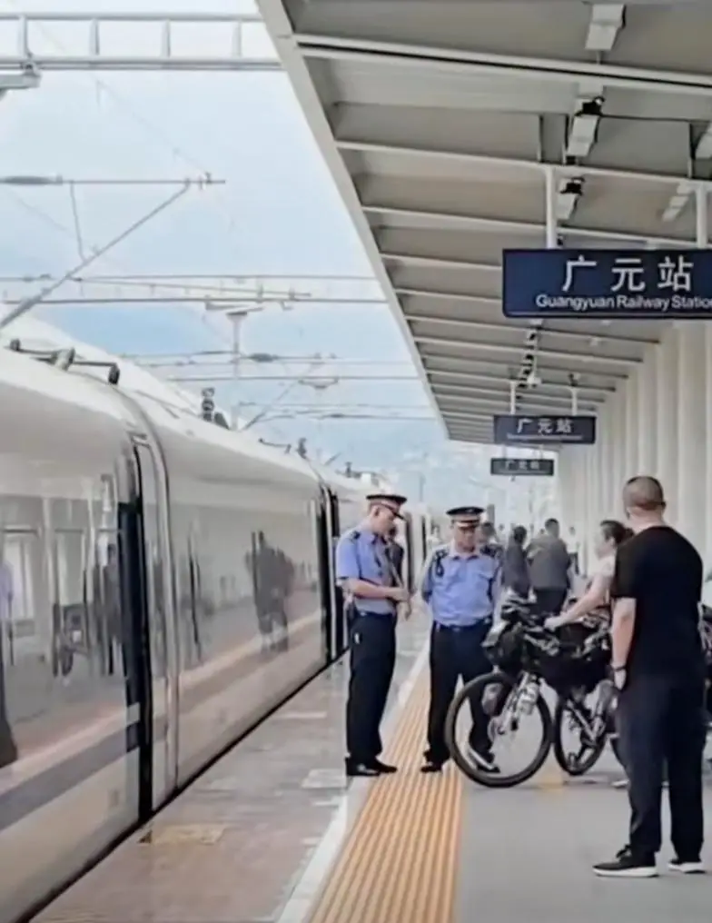 高铁将试点坐火车可以带自行车 骑行爱好者通过12306客户端办理