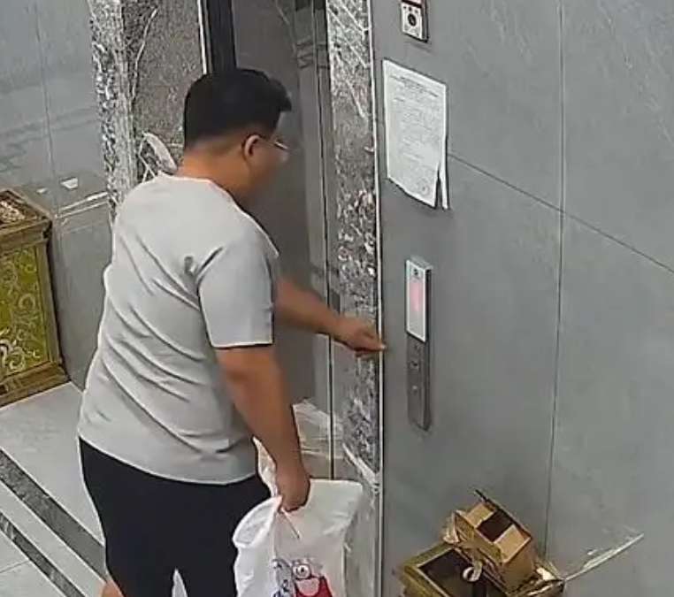 一个月加班19天 26岁设计师凌晨在公司猝死 因打游戏不被认定工伤