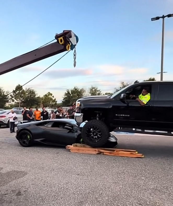 女子开高底盘皮卡碾过兰博基尼跑车 损失或超10万美元
