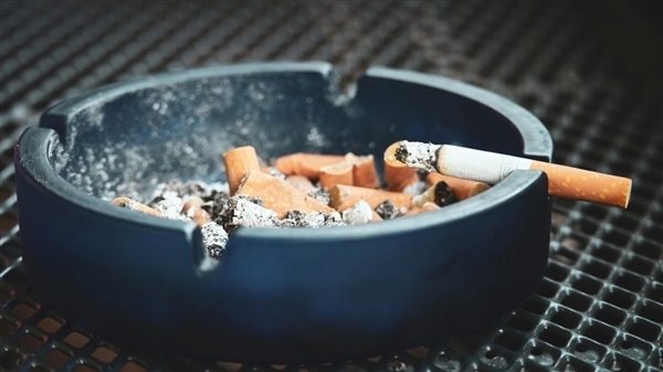 女子在公交站台劝男子吸烟发生争执 官方通报