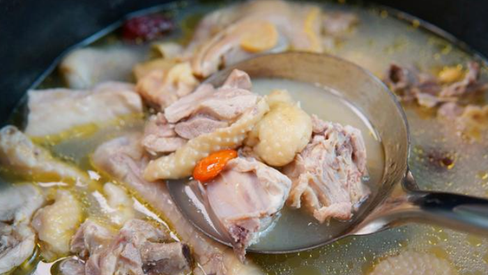 被眼镜蛇咬过的土鸡才是一等的美味 这是真的吗？