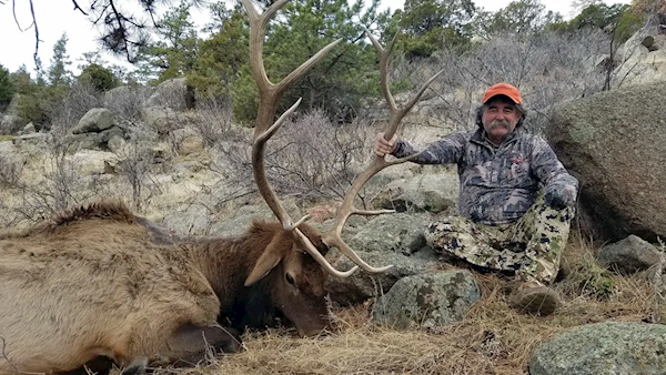美国富豪非洲狩猎时遭象群踩死 只剩一团残肢断骸