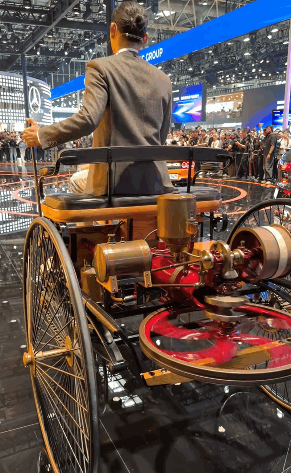 世界上第一台汽车“奔驰1号”现身北京车展 现场演示启动、行驶