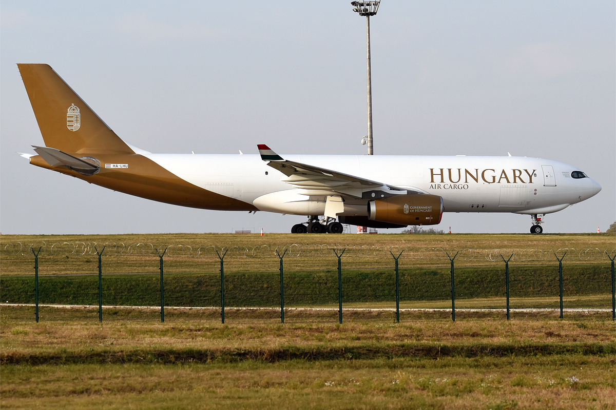 中通快递涂装的匈牙利航空第二架A330货机首次飞抵布达佩斯