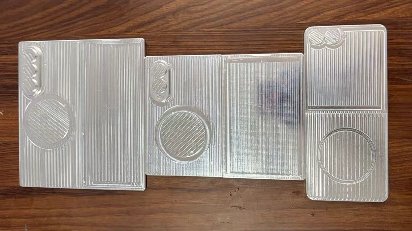 泄露机模曝三星或将推出更宽形态折叠手机Galaxy Z Fold 8 Wide