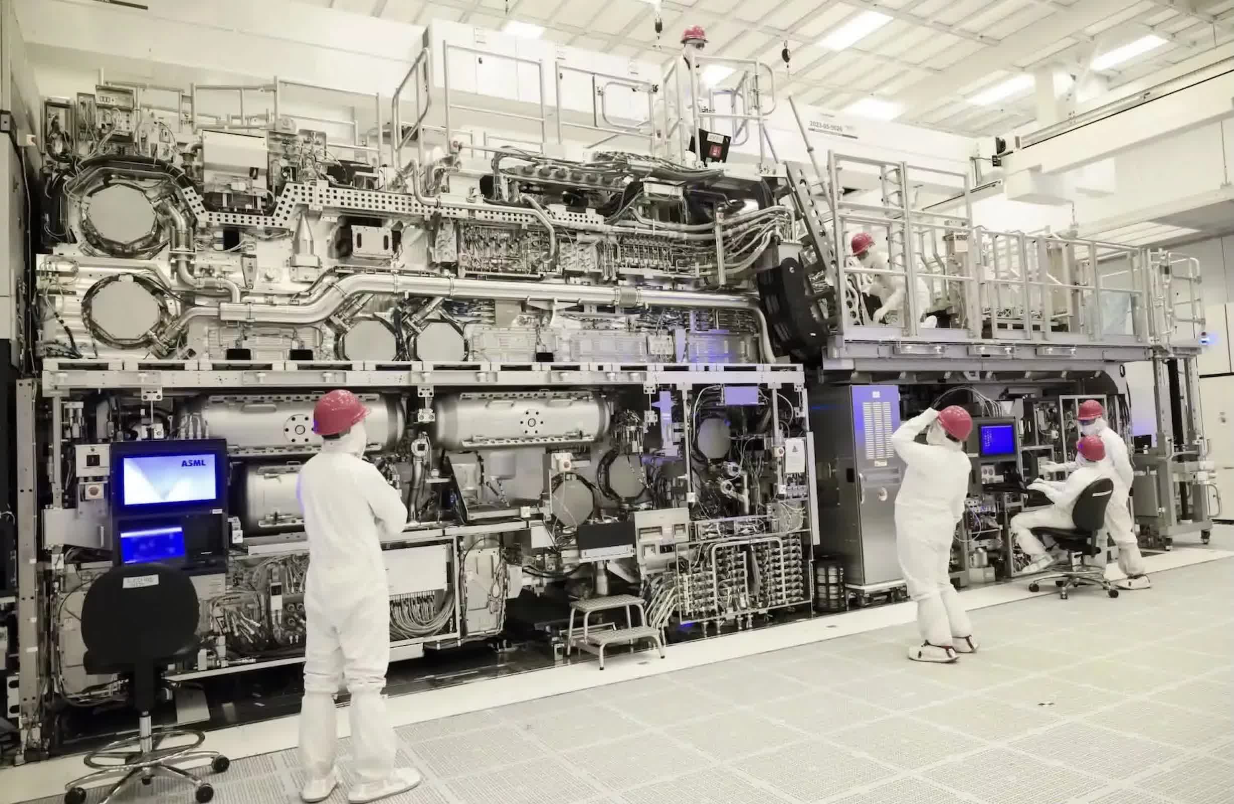 ASML加速扩产EUV设备 AI芯片热潮推动全年产量冲上60台以上