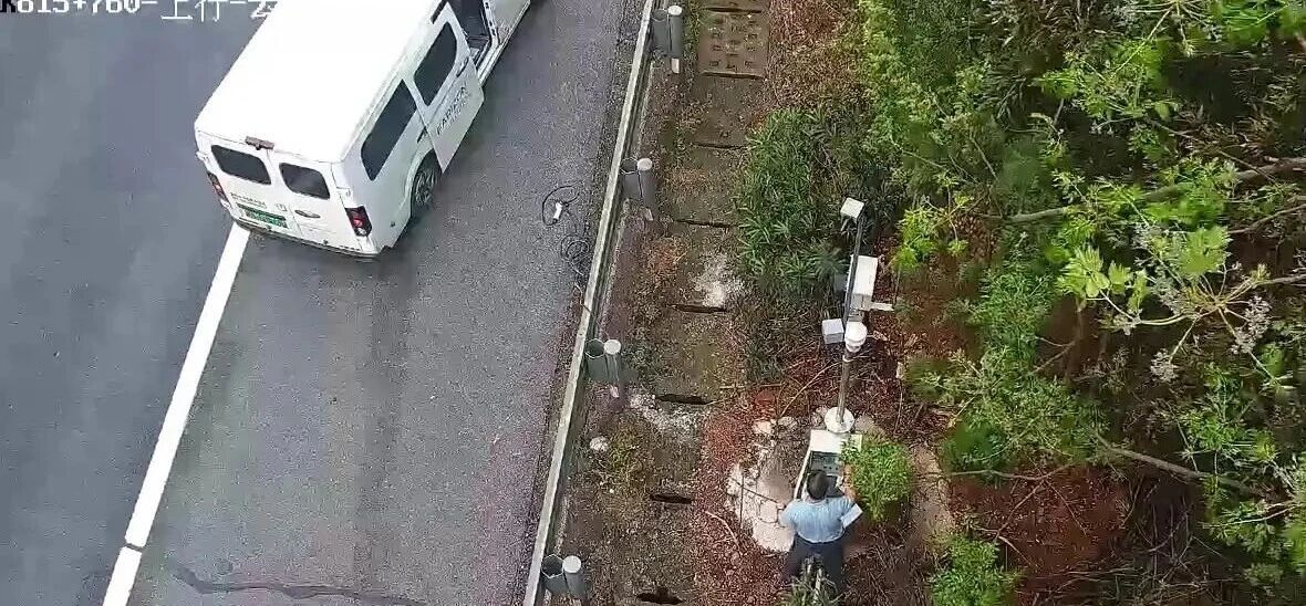 新能源车没电高速趴窝 司机竟试图接路边监控电源给车充电