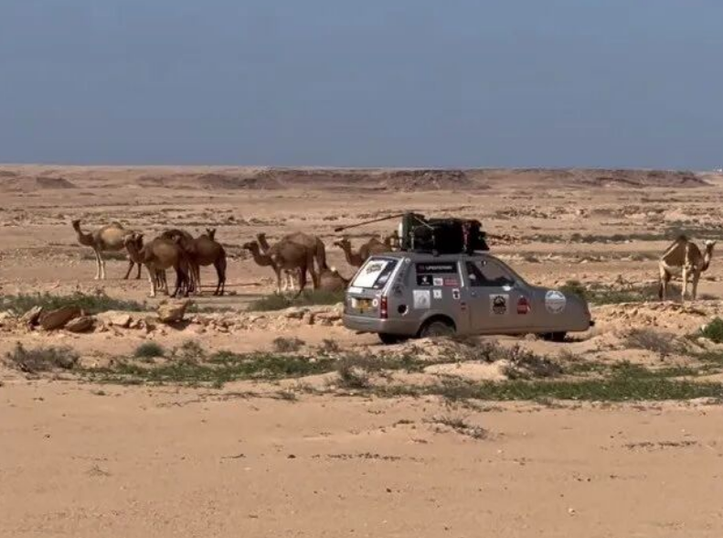 两男子开三蹦子成功穿越非洲 没空调一路修车还差点被空袭送走