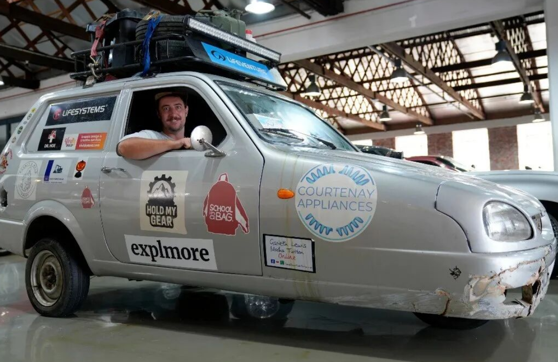 两男子开三蹦子成功穿越非洲 没空调一路修车还差点被空袭送走