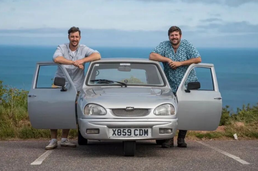 两男子开三蹦子成功穿越非洲 没空调一路修车还差点被空袭送走